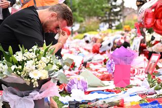 Liverpool, în doliu » Fanii și oamenii din fotbal îi aduc un ultim omagiu lui Diogo Jota: imagini înduioșătoare în apropierea Anfield Road