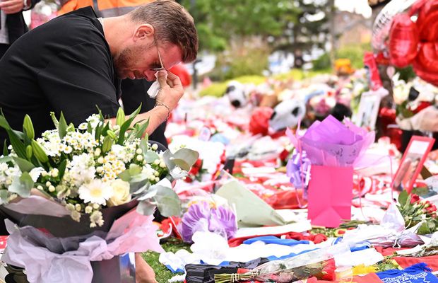 Liverpool, în doliu » Fanii și oamenii din fotbal îi aduc un ultim omagiu lui Diogo Jota: imagini înduioșătoare în apropierea Anfield Road