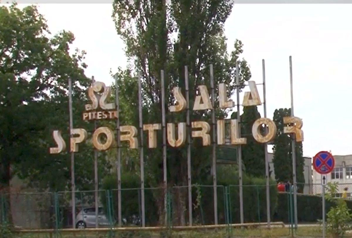 Au semnat! Cât îi costă să reabiliteze polivalenta invadată de purici