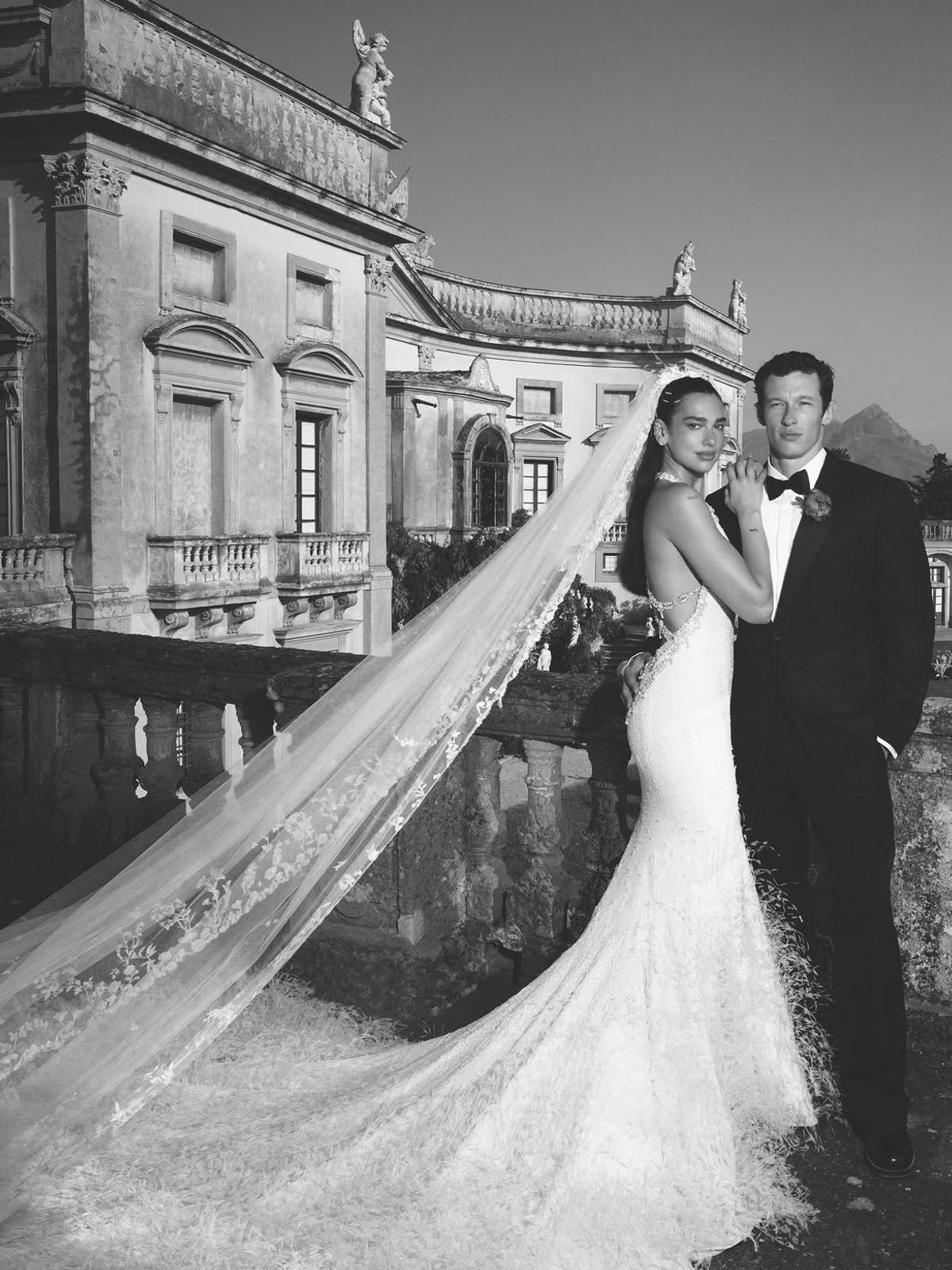 Interzis minorilor! Dua Lipa a îmbrăcat tricoul lui Napoli, apoi s-a fotografiat complet goală în cadă: „Raiul pe Pământ”