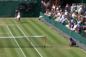 Descalificare la Wimbledon! Adversara unei românce a cedat nervos și și-a trântit racheta, fiind descalificată