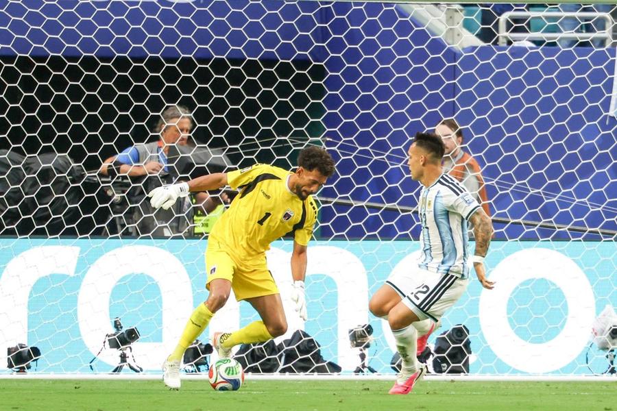 Lautaro Martinez a fost păcălit de portarul Vozinha în prima repriză a meciului dintre Argentina și Capul Verde / Foto: Imago Statistica incredibilă la care Cristiano Ronaldo este sub eroul Vozinha: Lautaro Martinez a simțit-o pe pielea lui!
