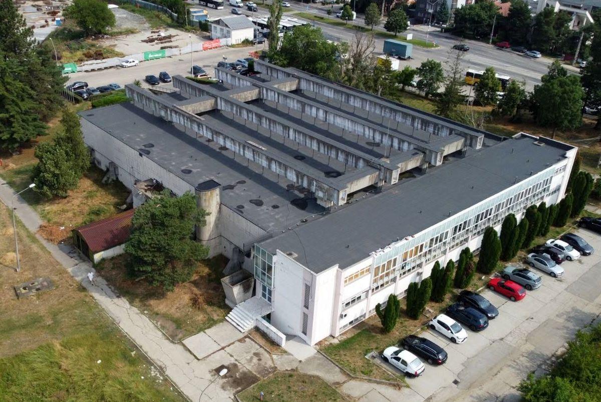 Au semnat! Cât îi costă să reabiliteze polivalenta invadată de purici