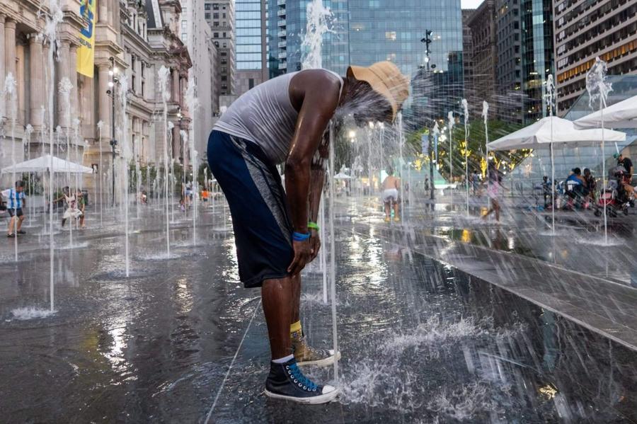 Canicula de la Philadephia va pune probleme atât jucătorilor francezi și paraguayeni, dar și zecilor de mii de spectatori de la stadion și din fan-zone Cod roșu la Philadelphia: jucătorii vor resimți la sol 46 de grade! » Planul adoptat de FIFA împotriva caniculei