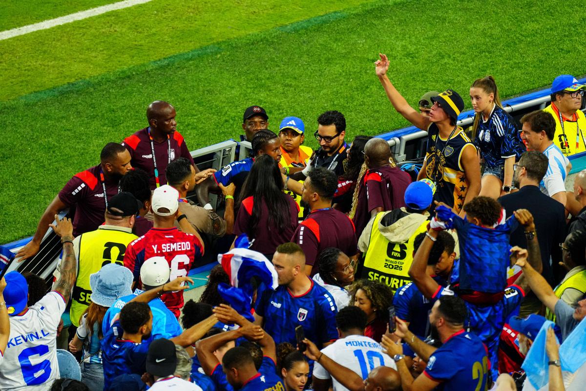 A marcat „cel mai nebun gol al Cupei Mondiale” și a sărit în tribune » Imagini cum nu s-au mai văzut