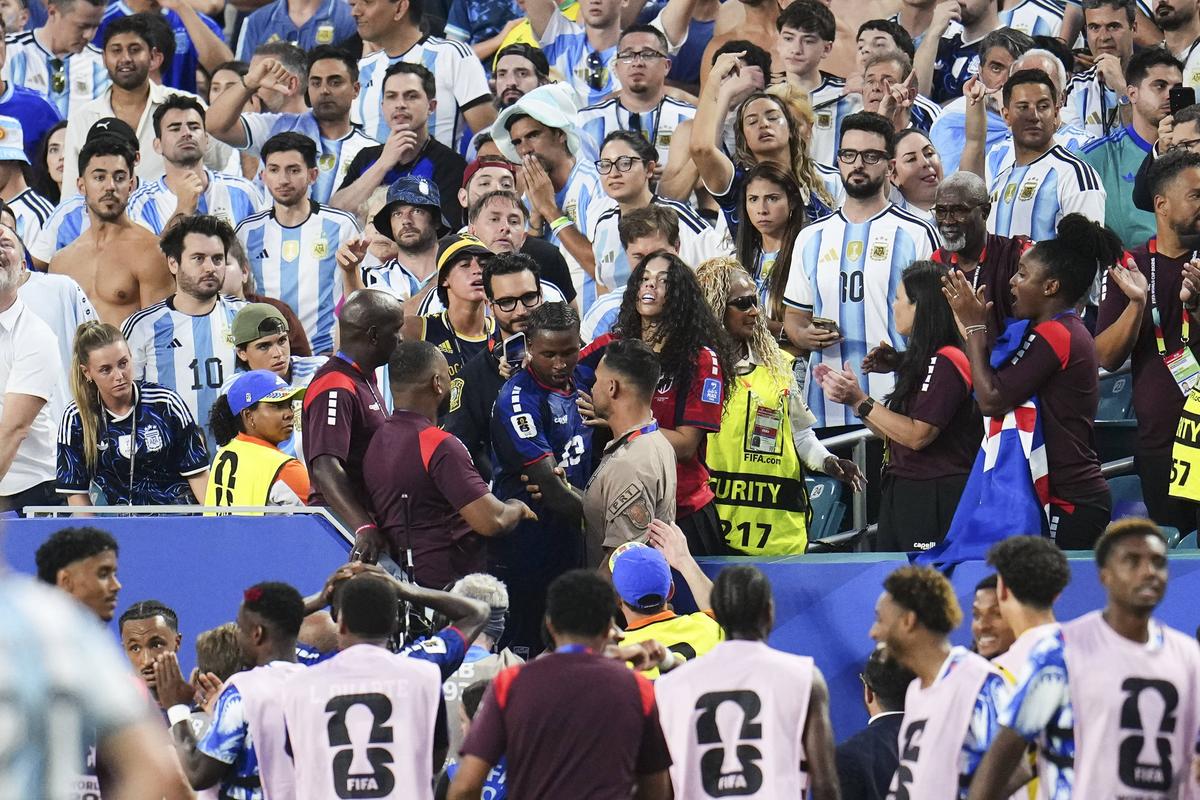 A marcat „cel mai nebun gol al Cupei Mondiale” și a sărit în tribune » Imagini cum nu s-au mai văzut
