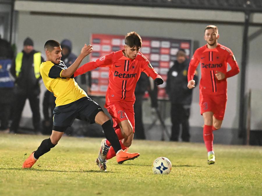 Colibășanu, aici în duel pentru minge, a bifat 3 apariții la seniorii FCSB-ului, apoi a ieșit de pe radar FCSB a păstrat doar 3 nume din generația Youth League: i-a făcut vânt unei echipe întregi! » Mihai Stoica anunța triumfător: „Învățați aceste nume”