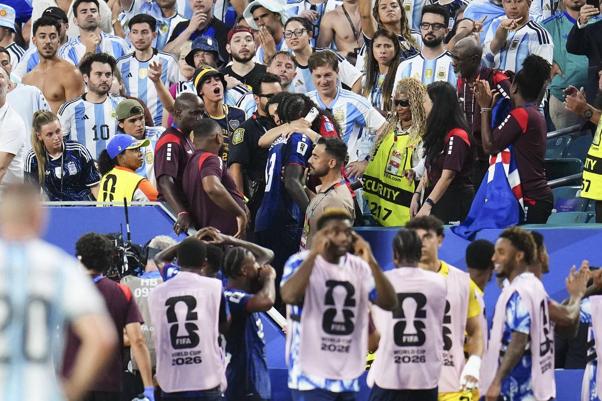A marcat „cel mai nebun gol al Cupei Mondiale” și a sărit în tribune » Imagini cum nu s-au mai văzut