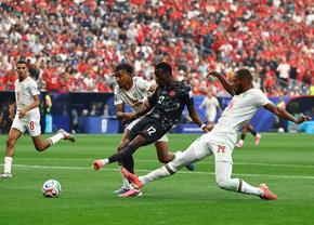Canada - Maroc, prima optime de la Campionatul Mondial »  Război, nu fotbal! Record de cartonașe galbene în prima repriză