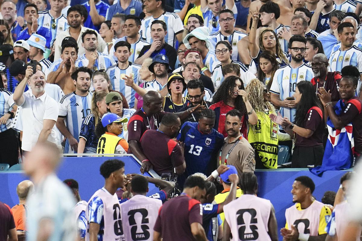 A marcat „cel mai nebun gol al Cupei Mondiale” și a sărit în tribune » Imagini cum nu s-au mai văzut