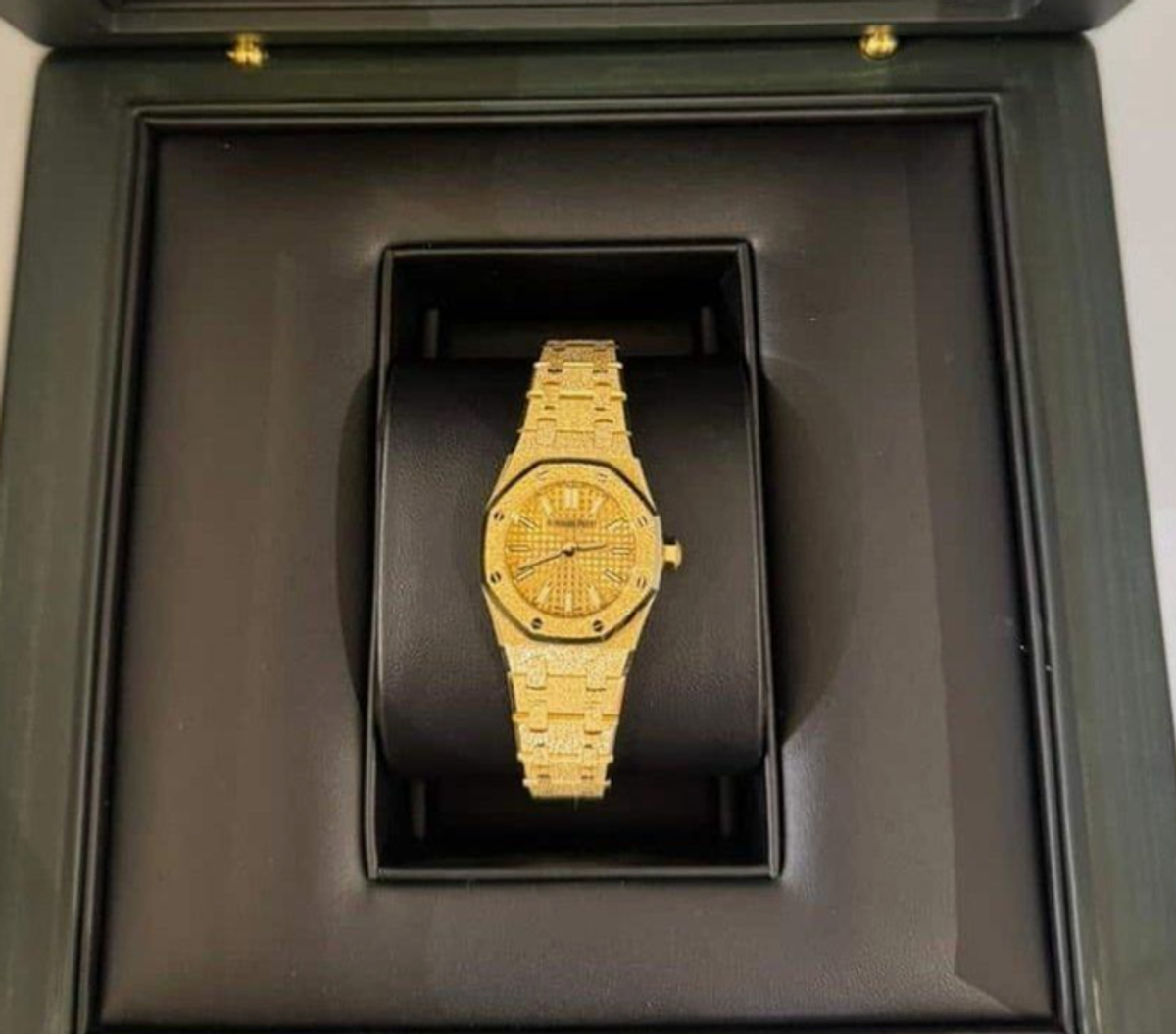 Nu doar fotografia cu Drake a atras atenția » Cristiano Ronaldo a apărut cu un ceas de 700.000 de dolari!