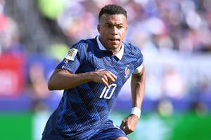 Inevitabil! Kylian Mbappe l-a egalat pe Didier Deschamps