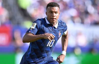 Kylian Mbappe l-a egalat pe Didier Deschamps