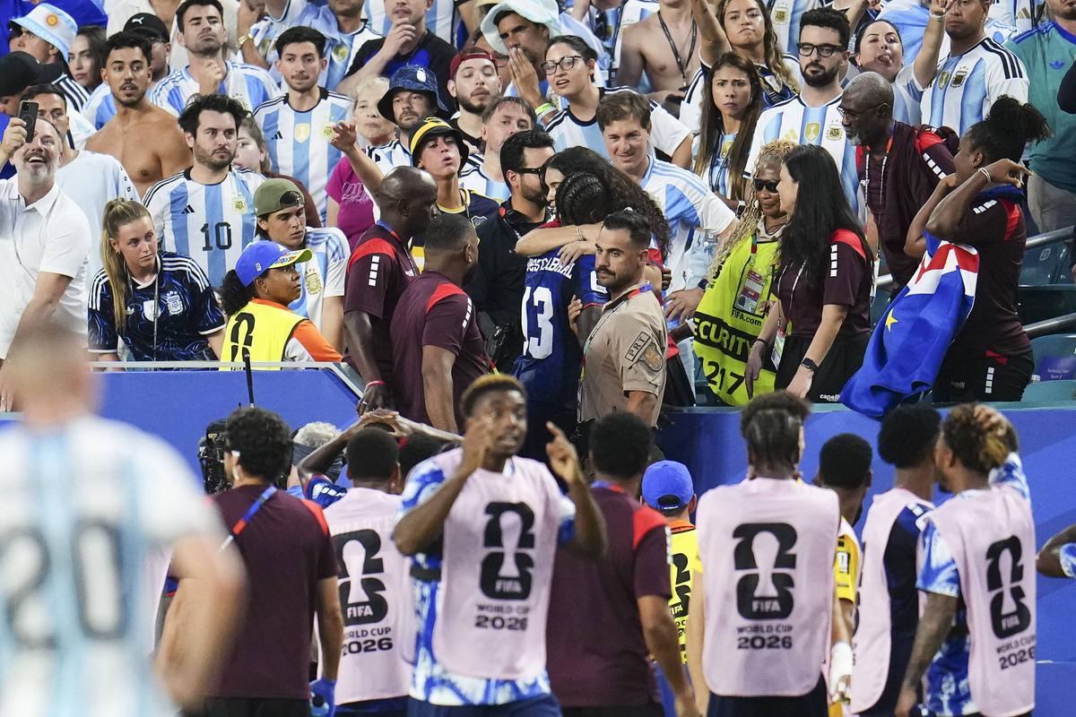 A marcat „cel mai nebun gol al Cupei Mondiale” și a sărit în tribune » Imagini cum nu s-au mai văzut