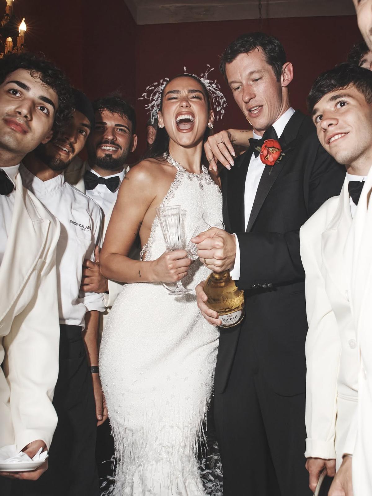 Interzis minorilor! Dua Lipa a îmbrăcat tricoul lui Napoli, apoi s-a fotografiat complet goală în cadă: „Raiul pe Pământ”