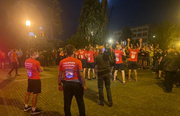 FOTO Cum a sărbătorit CFR Cluj titlul de campioană » Câți fani i-au așteptat în Piața Avram Iancu