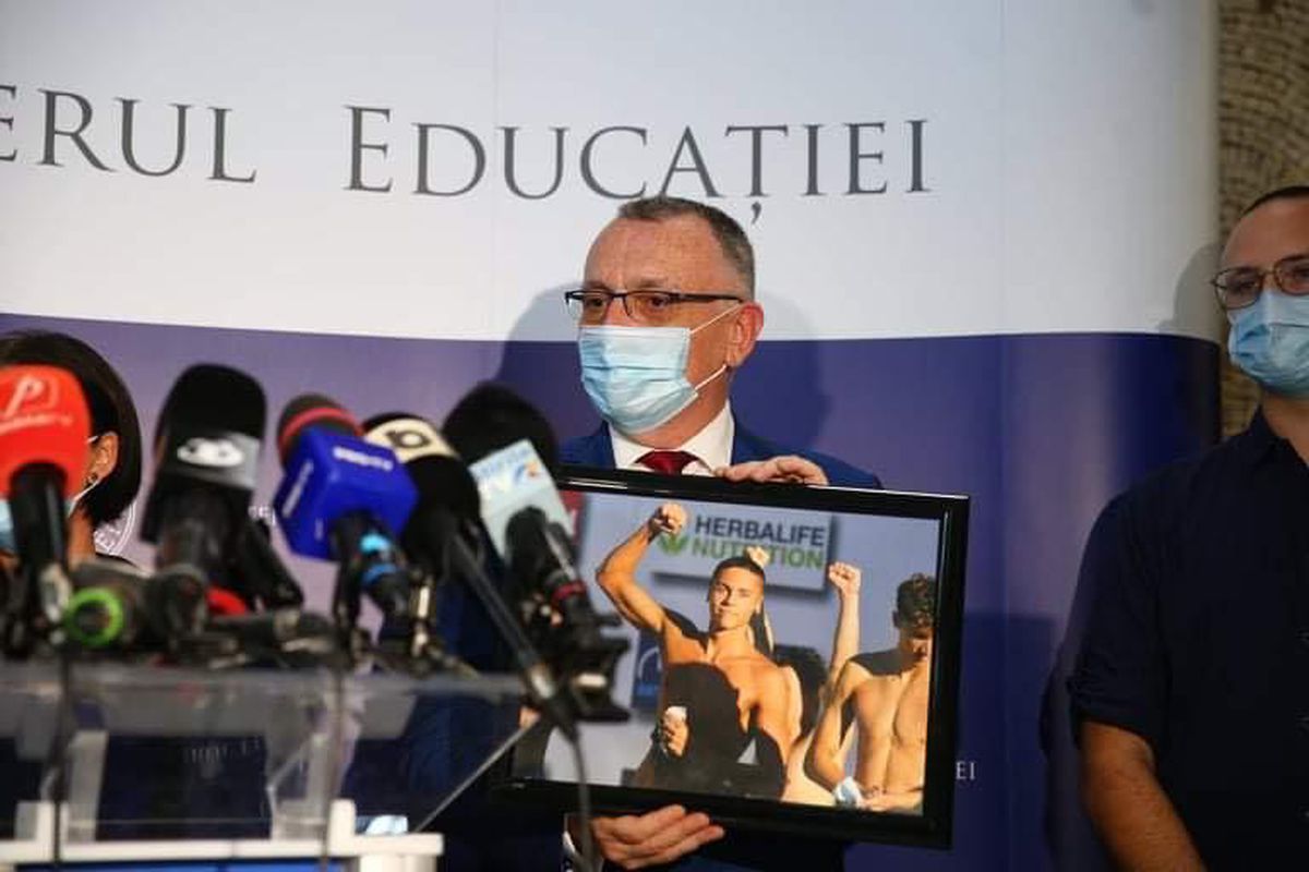 David Popovici la minister - FOTO: Dumitru Angelescu