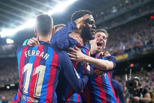 Franck Kessie, în centru, bucurându-se după un gol la Barcelona // foto: Guliver/gettyimages