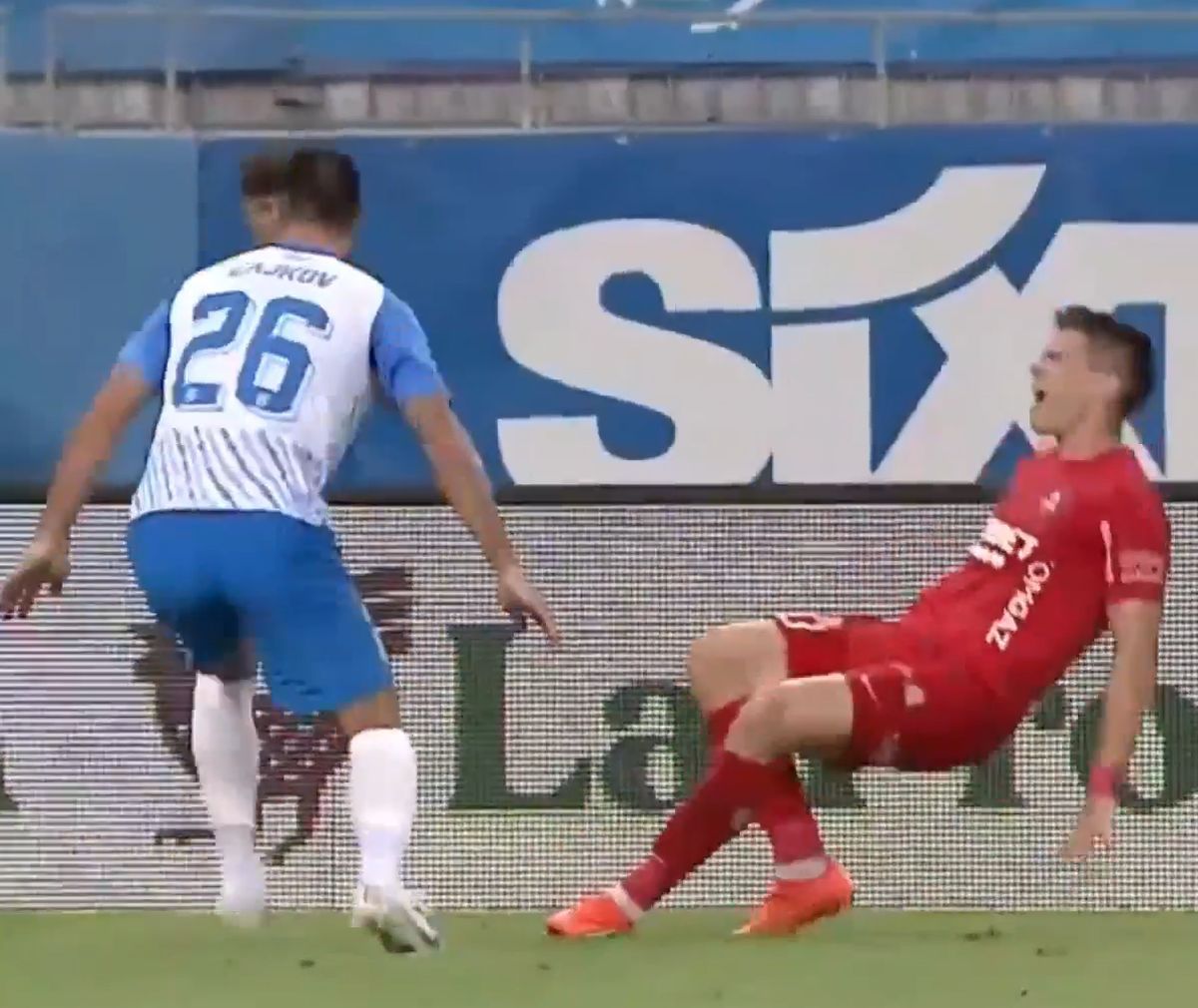 Accidentare ciudată în CSU Craiova - Hermannstadt » Jucătorul a avut nevoie de ajutor pentru a părăsi terenul: „Mă doare și când stau”