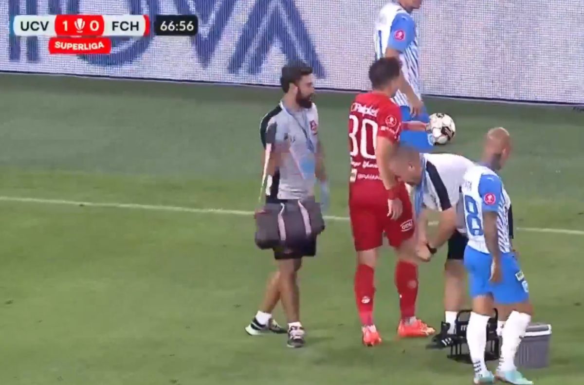 Accidentare ciudată în CSU Craiova - Hermannstadt » Jucătorul a avut nevoie de ajutor pentru a părăsi terenul: „Mă doare și când stau”