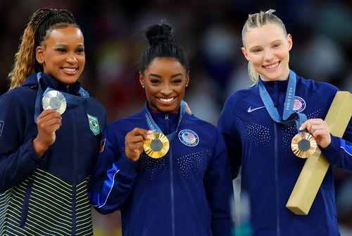 Jade Carey, în dreapta, pe podiumul de la sărituri, Paris 2024 / Sursă foto: Imago Images