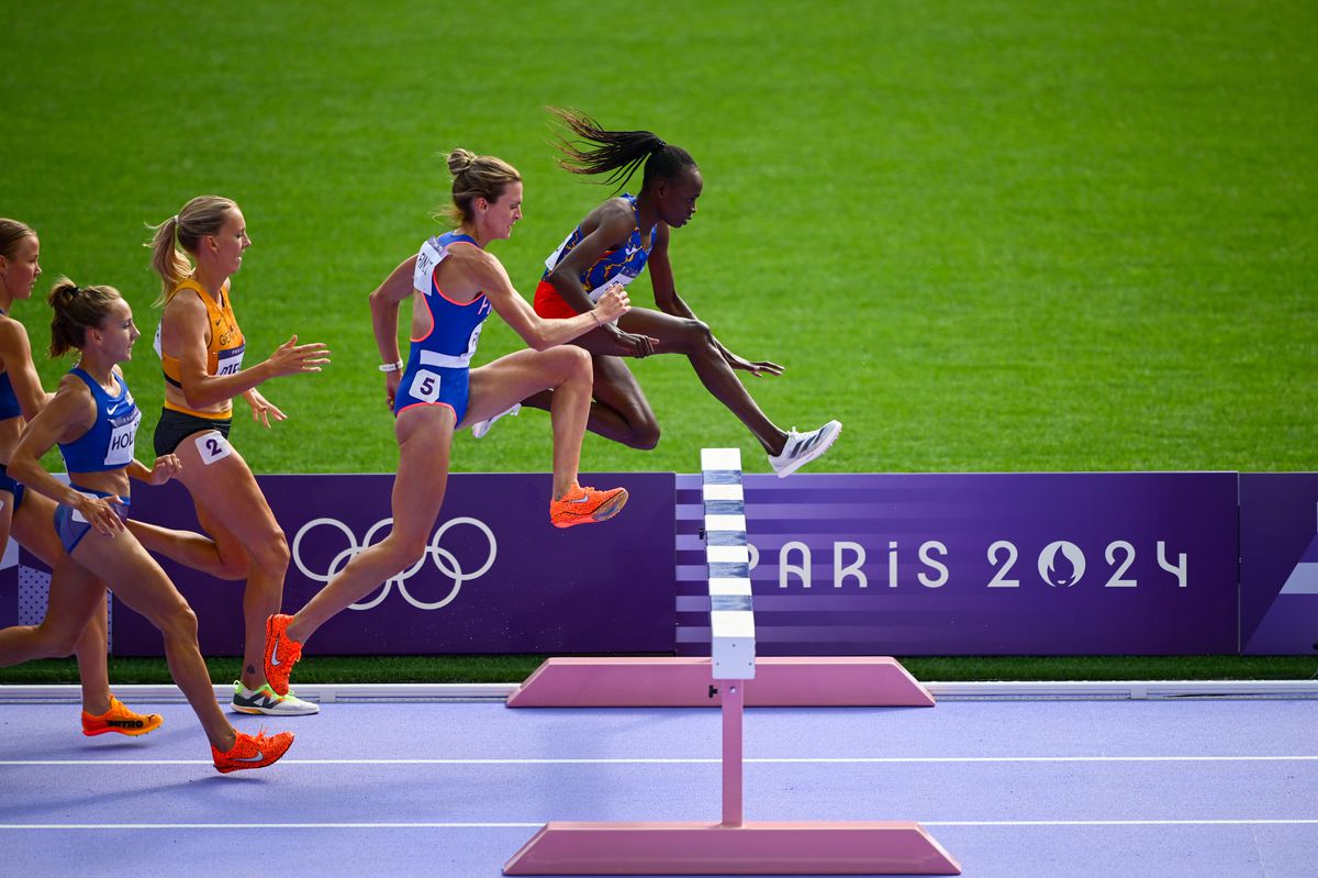 Bianca Ghelber s-a calificat în finala olimpică de aruncare a ciocanului cu al 11-lea rezultat, Stella Rutto a ratat prezența în ultimul act la 3.000 m obstacole