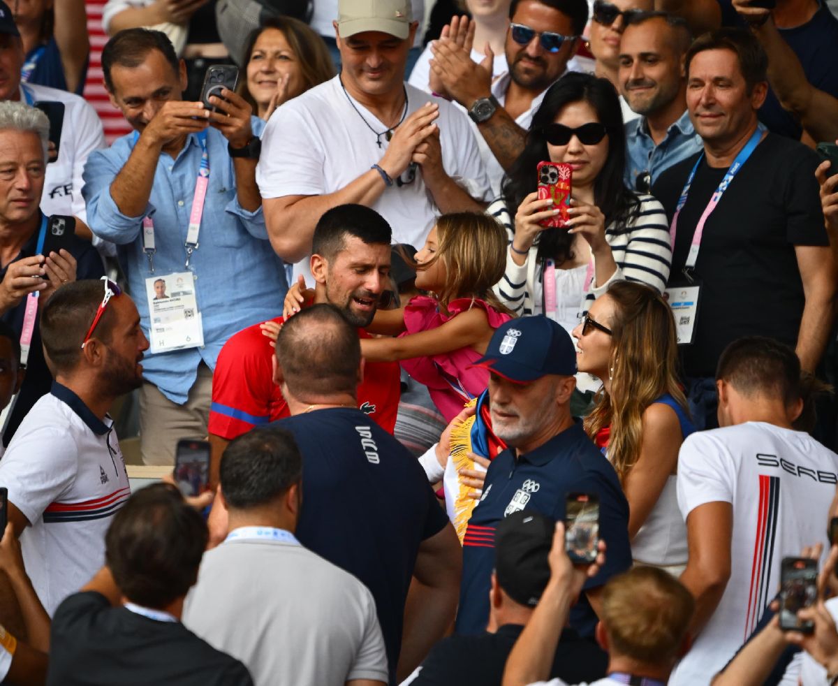 Novak Djokovic, așa cum nu l-ai mai văzut niciodată! Imagini monumentale surprinse de GSP pe „Chatrier”: Nole a plâns în brațele fetiței de 6 ani