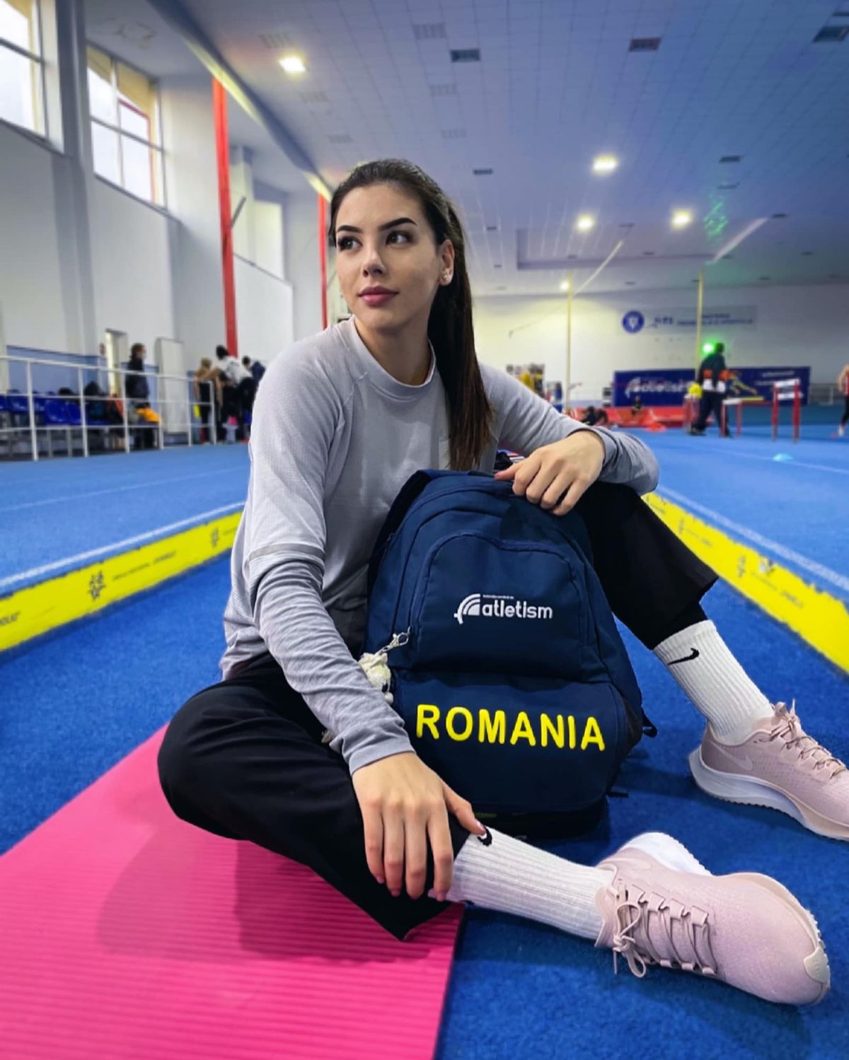 Un nou strigăt de disperare al unei sportive din România: „Ne antrenăm într-o săliță a unei facultăți. Nu cerem luna de pe cer, doar o groapă cu nisip și un culoar de 50m”