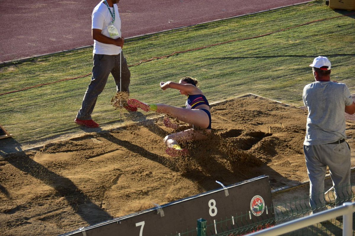 Un nou strigăt de disperare al unei sportive din România: „Ne antrenăm într-o săliță a unei facultăți. Nu cerem luna de pe cer, doar o groapă cu nisip și un culoar de 50m”