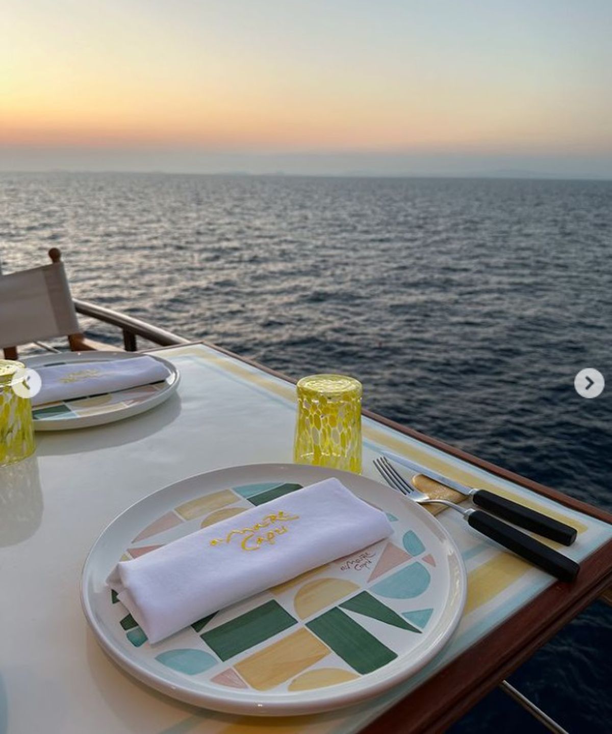 Imaginile cu Elena, soția lui Ianis Hagi, la meciul România – Ucraina » A stat în tribune alături de Maria, fiica lui Gică Popescu