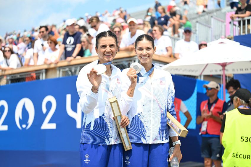 Ionela Cozmiuc și Gianina van Groningen cu argintul olimpic Foto: Raed Krishan