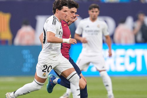 Pau Victor (Barcelona) în duel cu Fran Garcia (Real Madrid) / Foto: Imago Images