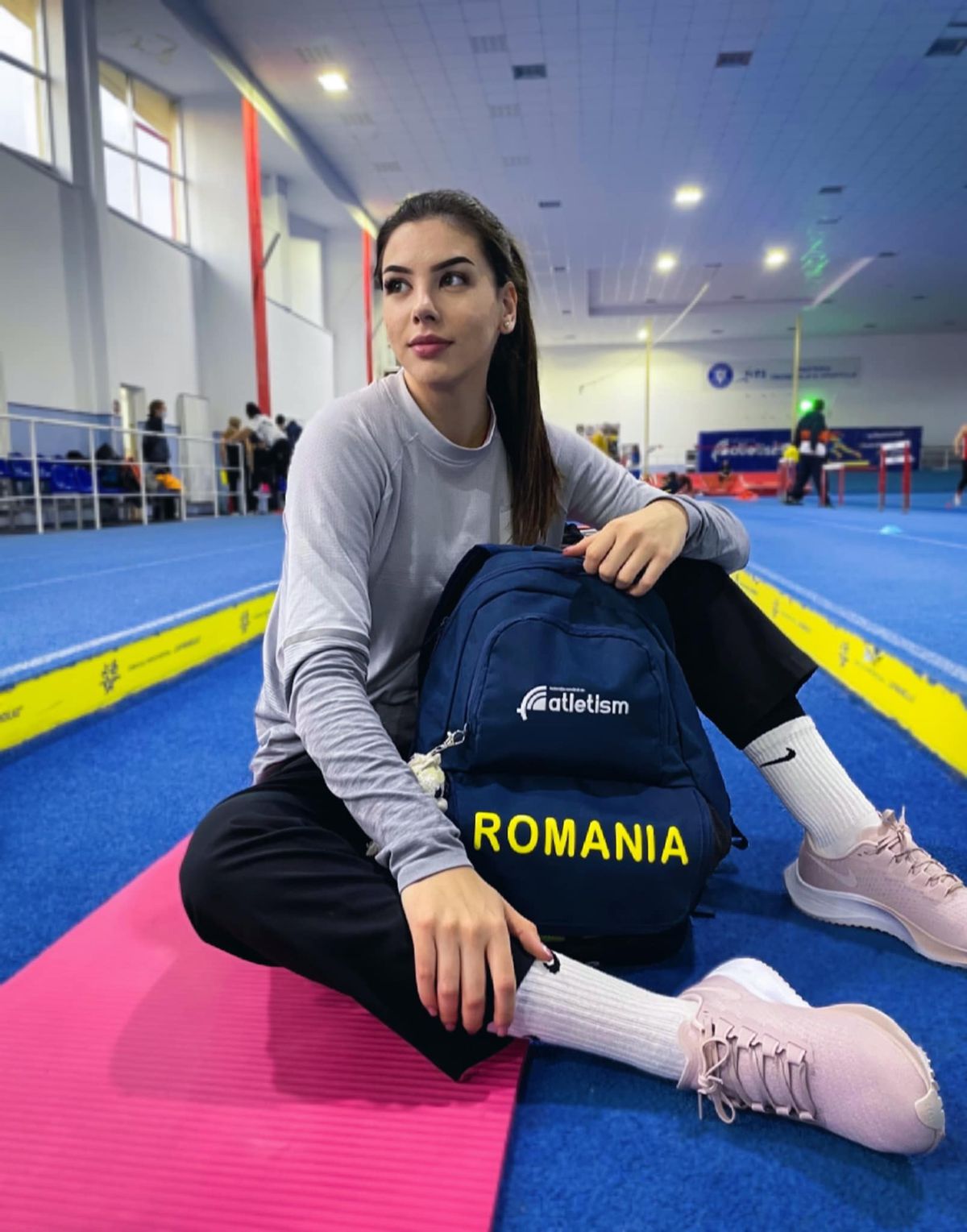 Un nou strigăt de disperare al unei sportive din România: „Ne antrenăm într-o săliță a unei facultăți. Nu cerem luna de pe cer, doar o groapă cu nisip și un culoar de 50m”