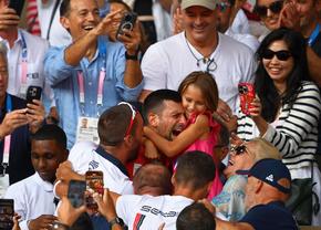 Novak Djokovic, așa cum nu l-ai mai văzut niciodată! Imagini monumentale surprinse de GSP pe „Chatrier”: Nole a plâns în brațele fetiței de 6 ani