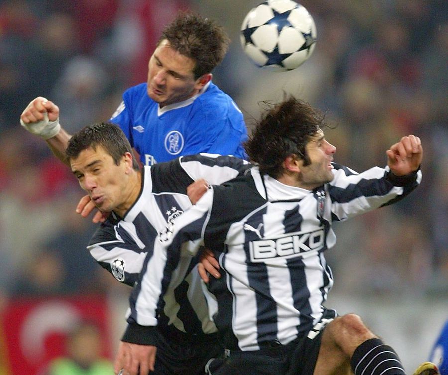 Daniel Pancu în duelul cu Chelsea din 2003 / FOTO: Guliver/Getty Images Românul care putea ajunge la Chelsea chiar în anul în care Adi Mutu a fost prins dopat: „Două săptămâni am așteptat un semn”