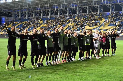 Ovidiu Perianu (numărul 25, al treilea de la stânga la dreapta) / Foto: Imago