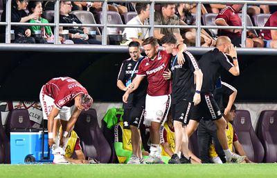 Ghinion teribil pentru căpitanul Rapidului! A părăsit terenul pe brațe și giuleștenii se tem de un diagnostic dur