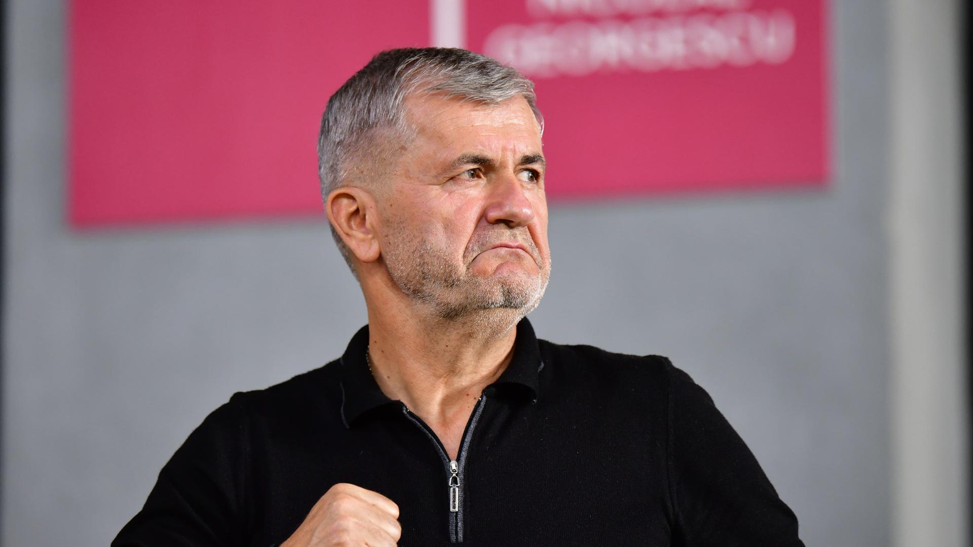 Valeriu Iftime vorbind în conferință de presă înainte de baraj Liga 1 dintre FC Botoșani și FCSB, cu stadionul în fundal. | sursa foto: Gazeta Sporturilor