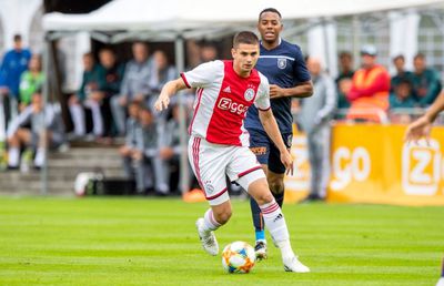 Theodor Jumătate îi înfruntă pe olandezii care dau în Răzvan Marin: „Uitați-vă mai bine la Frenkie de Jong al vostru! E aerian la Barcelona!”