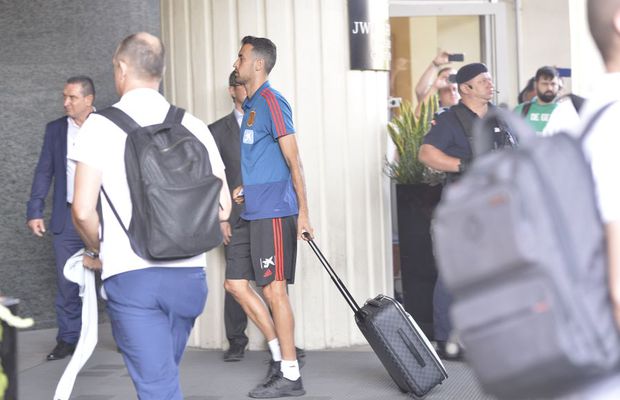 ROMÂNIA - SPANIA // GALERIE FOTO Naționala Spaniei a ajuns în București! Ramos și Carvajal au fost solicitați pentru poze » Reacția jucătorilor