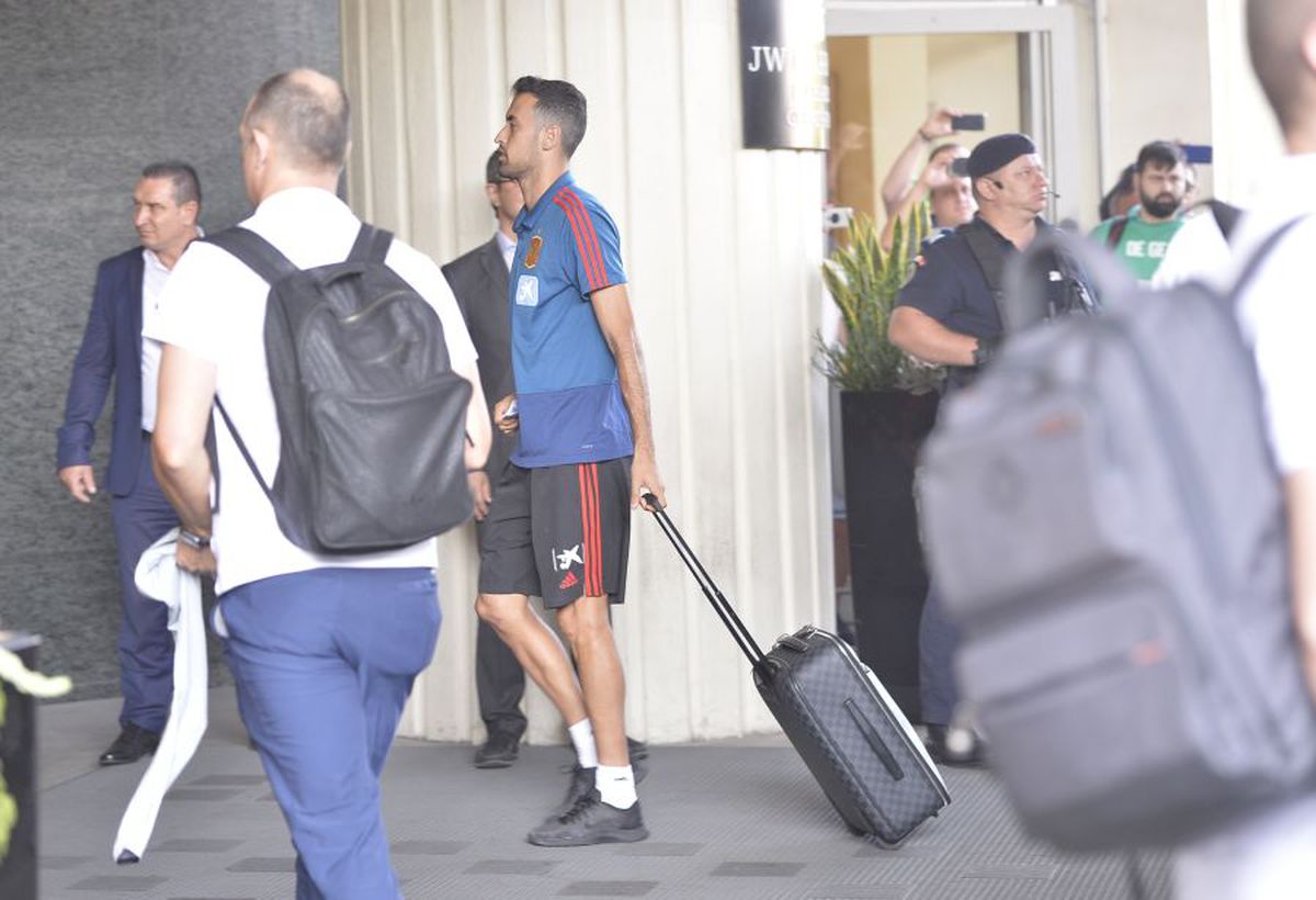 ROMÂNIA - SPANIA // GALERIE FOTO Naționala Spaniei a ajuns în București! Ramos și Carvajal au fost solicitați pentru poze » Reacția jucătorilor