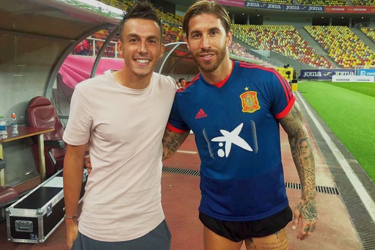 ROMÂNIA - SPANIA // Dinamovistul din lotul lui Uhrin vrăjit de „Furia Roja” » A mers la antrenamentul oficial și s-a fotografiat cu Sergio Ramos