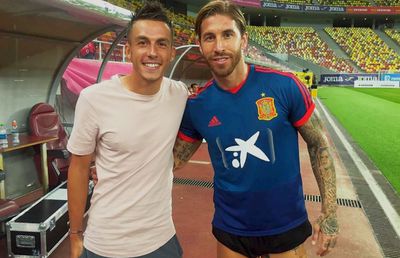 ROMÂNIA - SPANIA // Dinamovistul din lotul lui Uhrin vrăjit de „Furia Roja” » A mers la antrenamentul oficial și s-a fotografiat cu Sergio Ramos