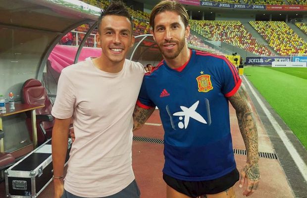 ROMÂNIA - SPANIA // Dinamovistul din lotul lui Uhrin vrăjit de „Furia Roja” » A mers la antrenamentul oficial și s-a fotografiat cu Sergio Ramos
