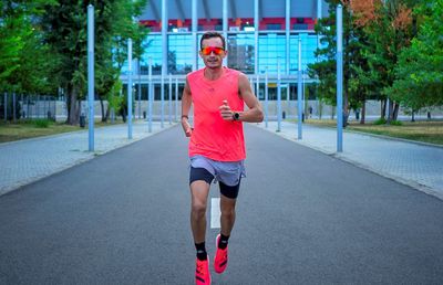 Din deșert pe asfalt » O cursă de 550km în ștafetă, la care participă și o echipă românească