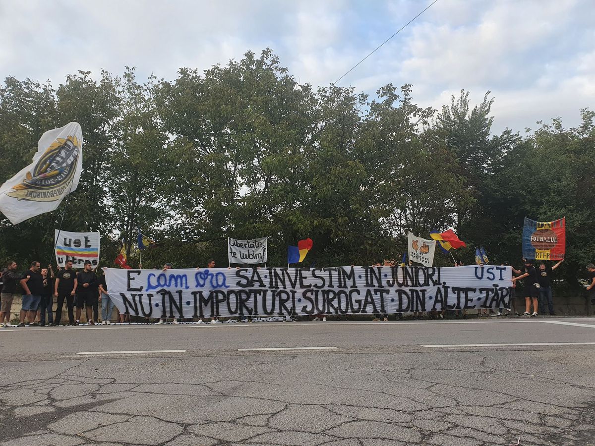 EXCLUSIV Ultrașii „tricolori” au mers la Mogoșoaia! Protest anti-jucători naturalizați: „Vrem națională cu sânge românesc”