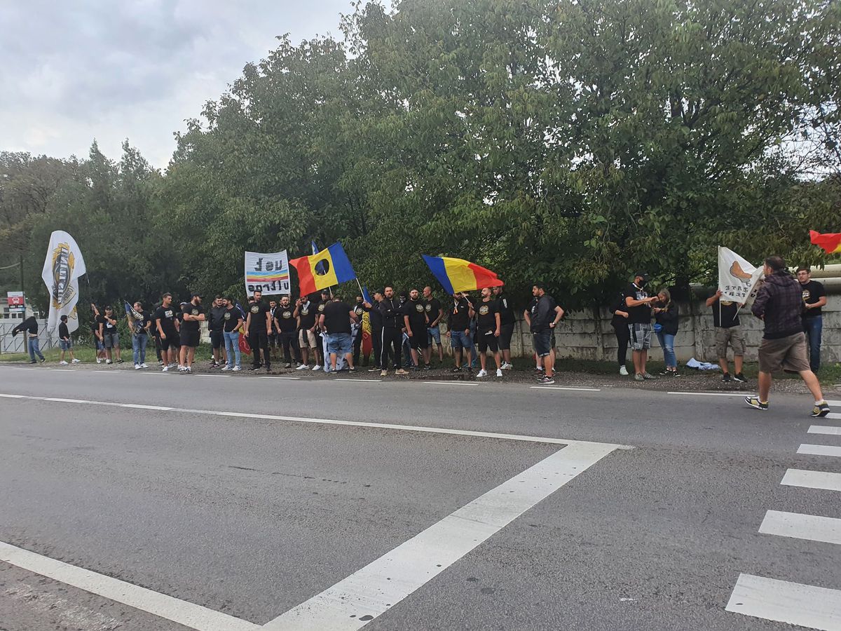 EXCLUSIV Ultrașii „tricolori” au mers la Mogoșoaia! Protest anti-jucători naturalizați: „Vrem națională cu sânge românesc”