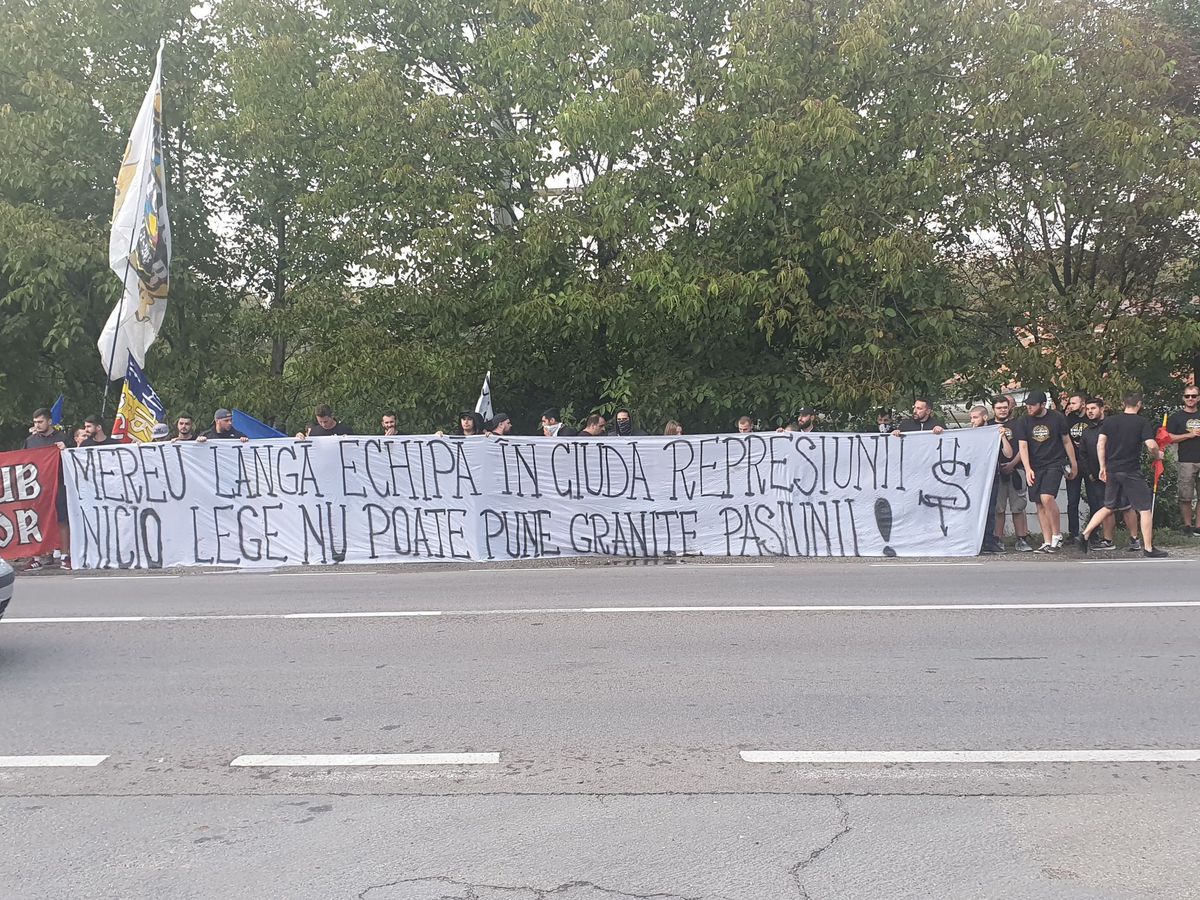 EXCLUSIV Ultrașii „tricolori” au mers la Mogoșoaia! Protest anti-jucători naturalizați: „Vrem națională cu sânge românesc”