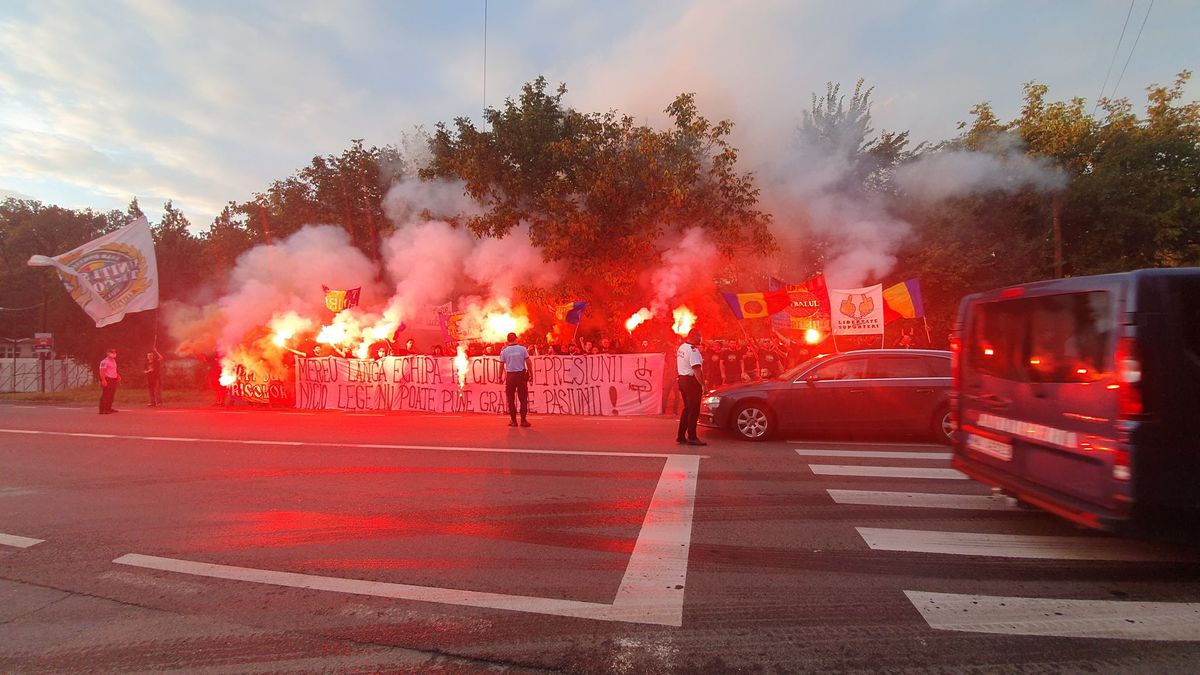 EXCLUSIV Ultrașii „tricolori” au mers la Mogoșoaia! Protest anti-jucători naturalizați: „Vrem națională cu sânge românesc”