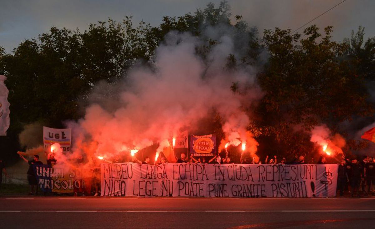 EXCLUSIV Ultrașii „tricolori” au mers la Mogoșoaia! Protest anti-jucători naturalizați: „Vrem națională cu sânge românesc”